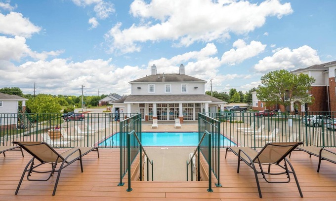 West Des Moines Apartment | Swimming Pool King Bed More