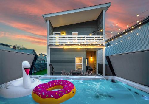 Fountain Square House | SwimSpa-Arcade Games-Fountain Sq-Great for groups!