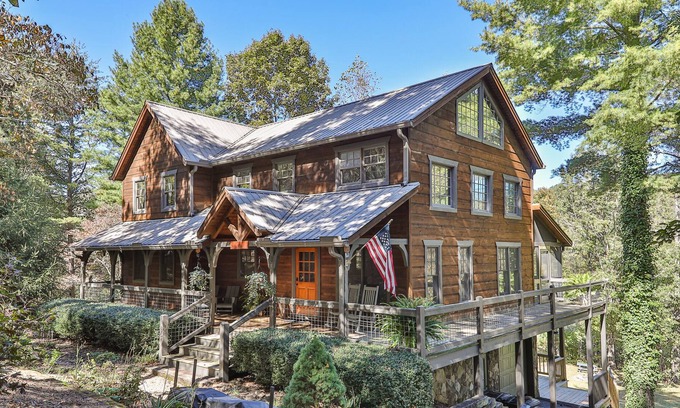 Young Harris House | Swing by Ivylog Creek!