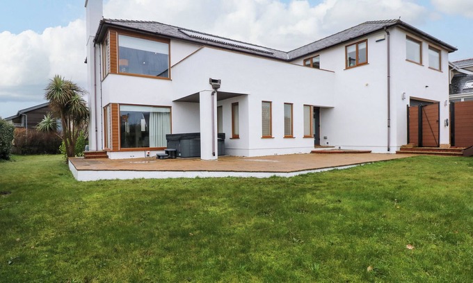 Rhosneigr House | SWYN LLYR, pet friendly, luxury holiday cottage in Rhosneigr