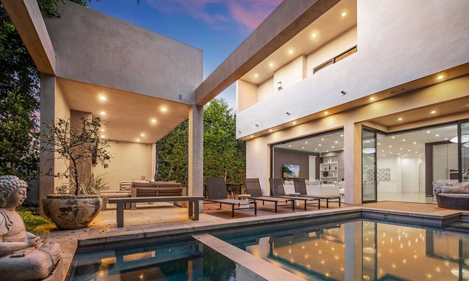 Greater Wilshire - Hancock Park Villa | Sycamore Luxury Villa