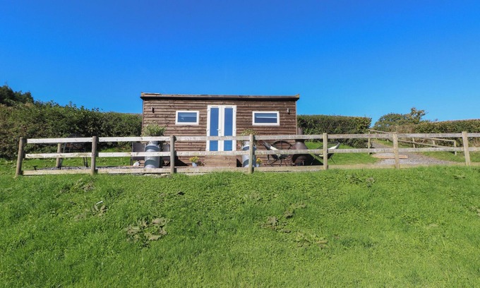 Llanedy Cottage | SYCHNANT FARM RETREAT, with a garden in Pontarddulais