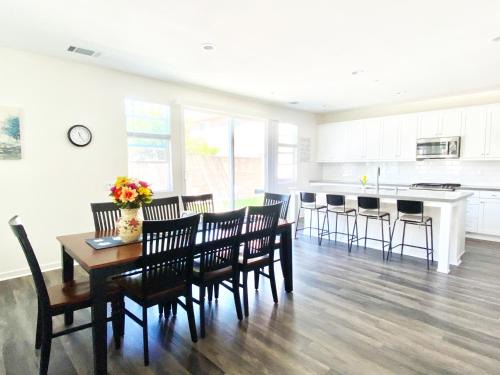 Sylmar House | Sylmar North LA Home 5 Bedrooms 3 Bath