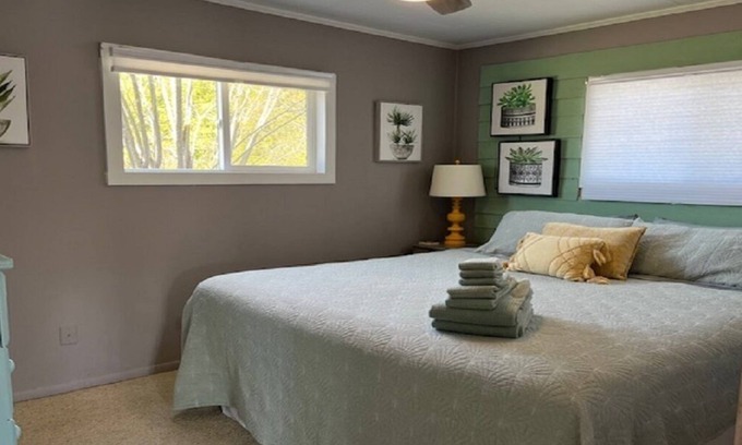 Alanson House | T&J Cozy Cottage on Crooked River - Enjoy a family or romantic getaway