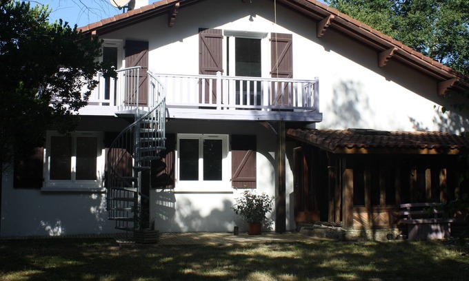 Augreilh House | T2 within one hectare of swimming pool, balcony and outdoor games / leisure center, bike path