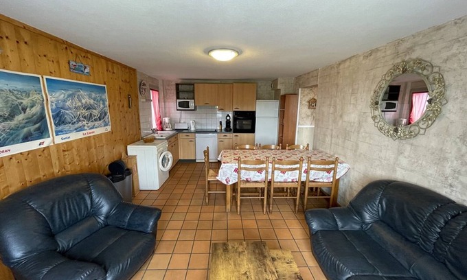Saint-Jacques-des-Blats Apartment | T3 Apartment in Saint-Jacques-des-Blats, 2 bedrooms, parking, pets welcome