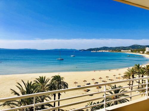 Le Lavandou Apartment | T3 FRONT de mer dernier étage vue mer Petit havre de paix pour vos vacances Emplacement unique vue mer panoramique à 180 degrés pour ce T3 en face de la plage front de mer vue sur les iles 5 et dernier étage avec ascenseur