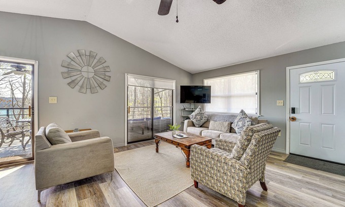 Golden House | Table Rock Lake Home w/Lake Access & Views