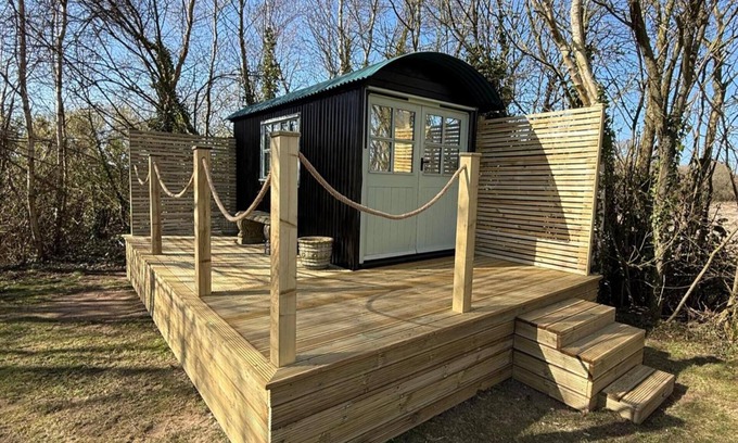 Holworth Cabin | Tadnoll Escape- Shepards Hut- Sleeps 2- Bbq- Lake