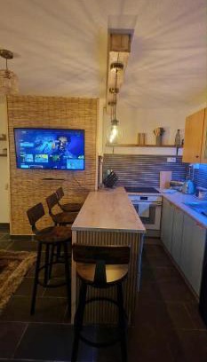 Gabalfa Apartment | Taff Cottage - Stylish getaway by River Taff with free parking