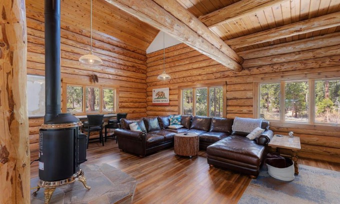 Kings Beach House | Tahoe Wanderer - 3 BR Luxury Log Cabin with Additional Loft, Private Hot Tub