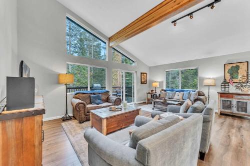 Tahoma House | Tahoma Family Getaway with Bocce Ball & BBQ Grill