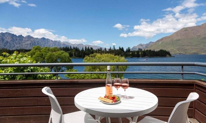 Queenstown House | Tahuna Lakeside | 3 min walk to town | Waterfront