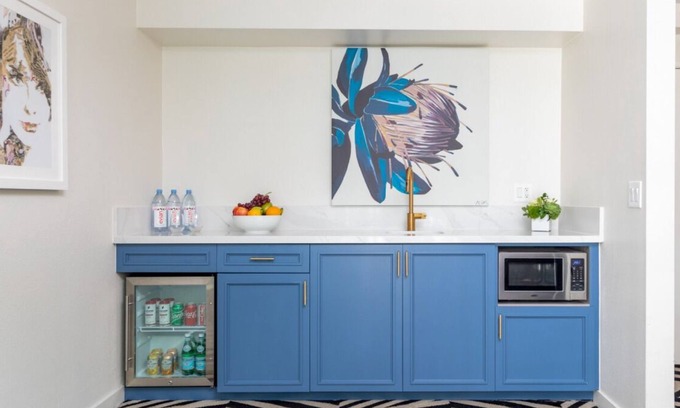Norma Triangle Hotel | Take Pleasure in Los Angeles! 2 Modern Units! Striking City Views, Rooftop Pool!