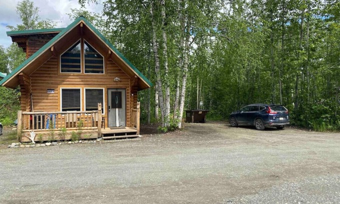 Talkeetna Cabin | Talkeetna Log Cabin with Hot Tub Unit 1