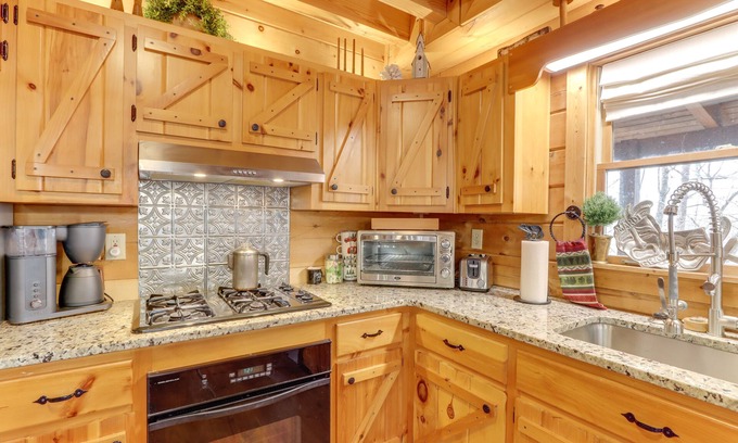 Jasper Cabin | Talking Rock Cabin Rental w/ Gas Grill & Fire Pit!