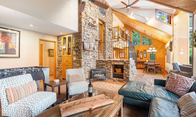 Blue Eye House | Tall Pines Sanctuary in a 40 Acre Forest-Game Table HotTub Car Charger Very Private Community Pool