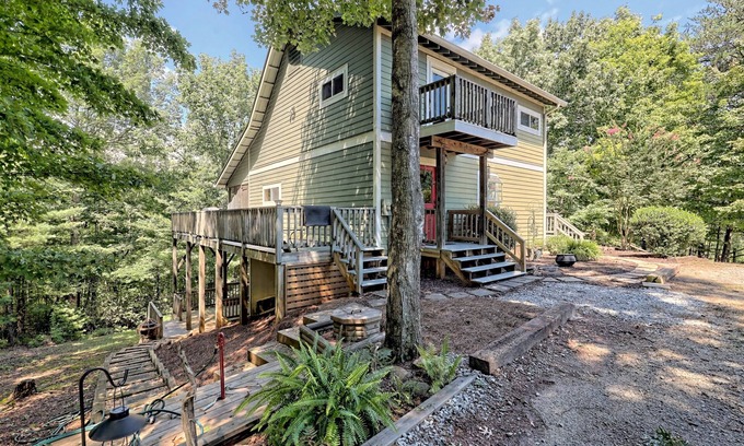 Lakemont Cottage | Tallulah Falls Cabin: location, location. location