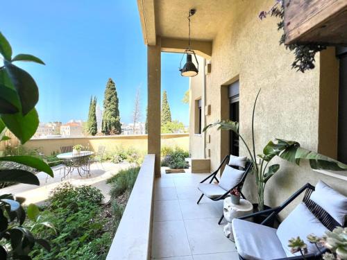 Haifa Apartment | Talpiot Market Stylish Patio Duplex by Sea N' Rent