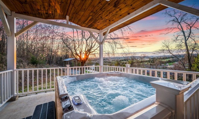 Kodak House | Tami's Dream: 3BR w/Hot Tub + Grill + Games | Great Location!