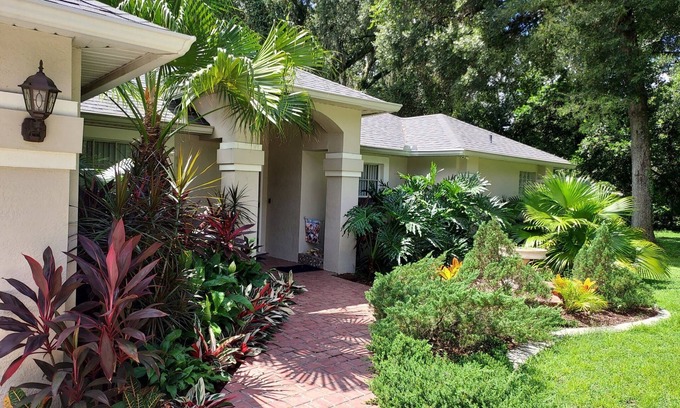 Seffner Community Alliance Cottage | Tampa -Seffner-Brandon FL 3 bed 1 bath family, pet-friendly house