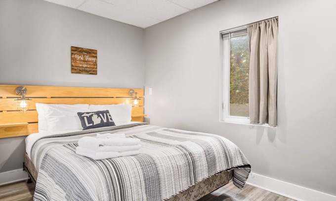 Traverse City Apartment | Tandem Suite - Spacious 2 Bedroom Suite Walkable to Downtown TC