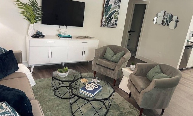 Downtown Apartment | Tangerine @ El Tropicale Vacation Rentals Downtown Sarasota