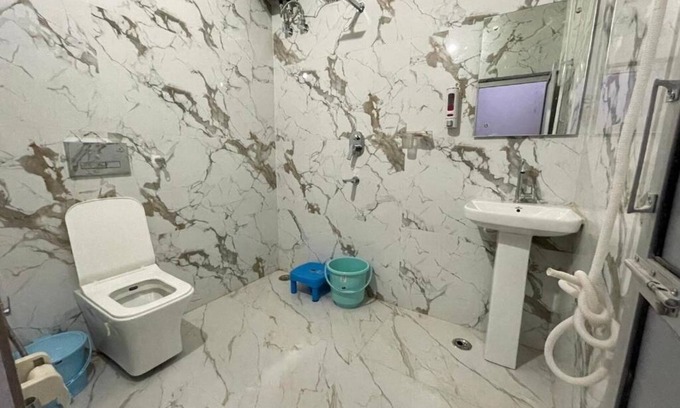 Agra Apartment | Taran Bliss Home stay : Deluxe Double Room (2 Adults + 1 Child)