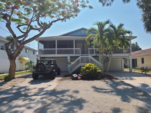 Bonita Shores Apartment | Tarpon - Spacious Updated W&D Full Kitchen 1.5 Mi to Beach