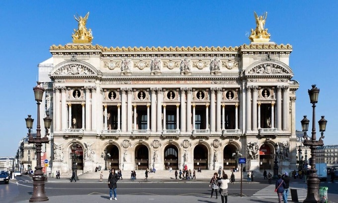 Madeleine Apartment | TASTEFULLY DECORATED & STEPS AWAY FROM THE ICONIC MADELEINE & PALAIS GARNIER