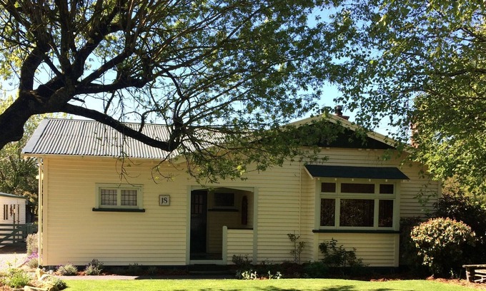 Methven House | tastefully restored cottage w/ mountain views 3 min walk to Methven town center