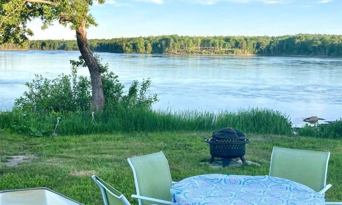 Sullivan Cottage | Taunton Bay Cottage - Affordable Oceanfront - Perfect for couples getaway!