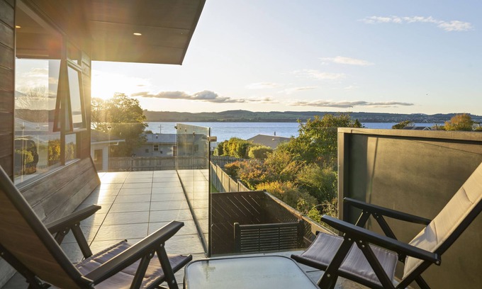Richmond Heights Cottage | Taupo Escape - Rainbow Point Holiday Home