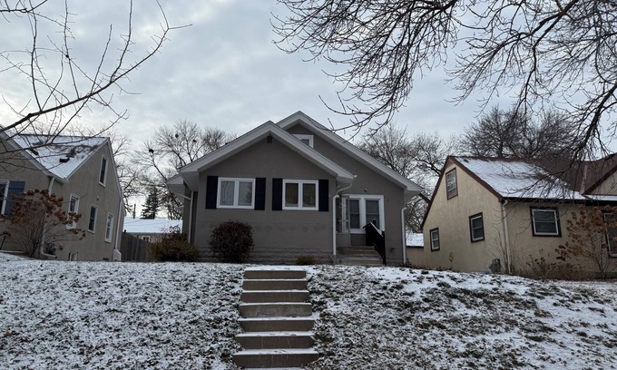 Robbinsdale House | Taurus Rising ~ Entire Home