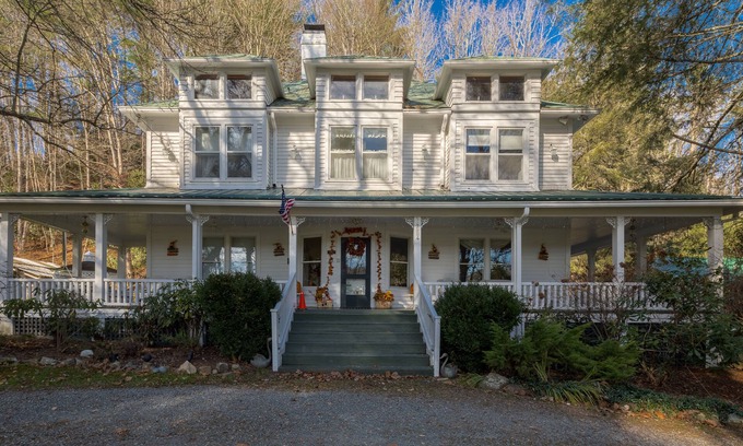 Sugar Grove Bed & Breakfast | Taylor House Inn