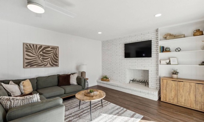 Richardson House | TCH - Cozy 3bd/1.5ba in Richardson with Workspace
