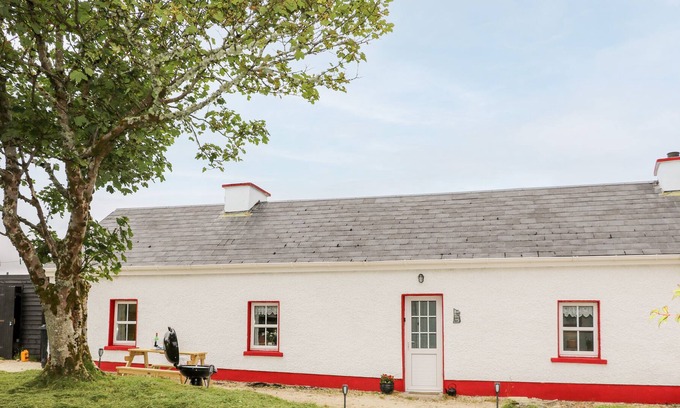 Donegal Cottage | TEACH PHAIDÍ MHÓIR, pet friendly in Glencolmcille, County Donegal