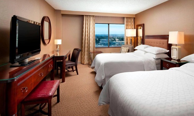 Greenwood Village House | Techscape Haven: Short Drive to Elitch Gardens. FREE Parking, Swimming Pool!
