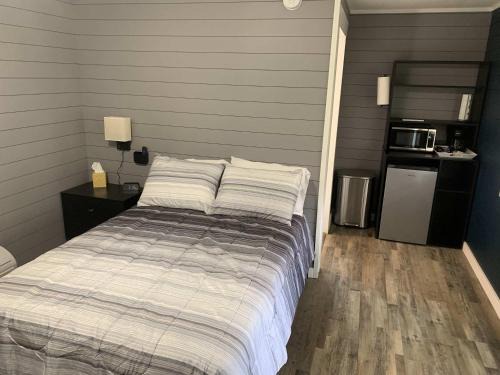 Roscommon Apartment | TeePee Room 4 - Newly Renovated