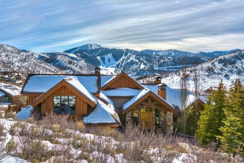 Deer Valley Villa | Telemark Luxury Retreat by AvantStay Stunning Views w Hot Tub Theatre Room and Pool Table