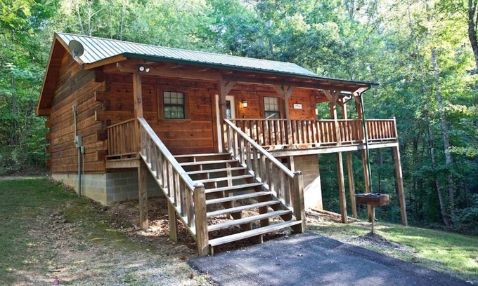 Tellico Plains Cabin | Tellico Cabins, Angler cabin with Hot Tub