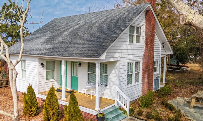 Morehead City House | Temple Cottage - Dog Friendly - Walk to downtown