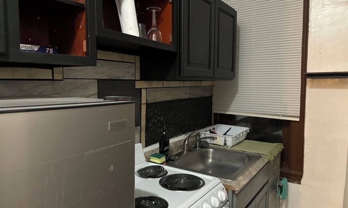 Glenwood Apartment | Temple Hospital Second Floor to the Front