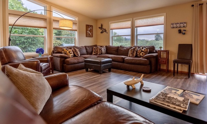 Lakeside House | Tenmile Retreat - on water, pet friendly, parking