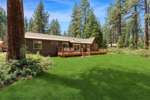 Tahoe Vista House | Tennenbaum by AvantStay Classic Cabin in Tahoe Vista - Walk to the Beach