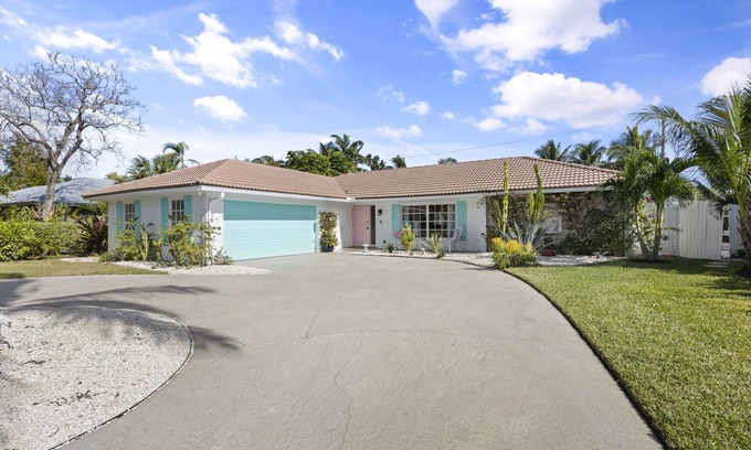 Jupiter House | Tequesta/Jupiter Pool Home close to Beaches and Dining. 2 miles to the beach.