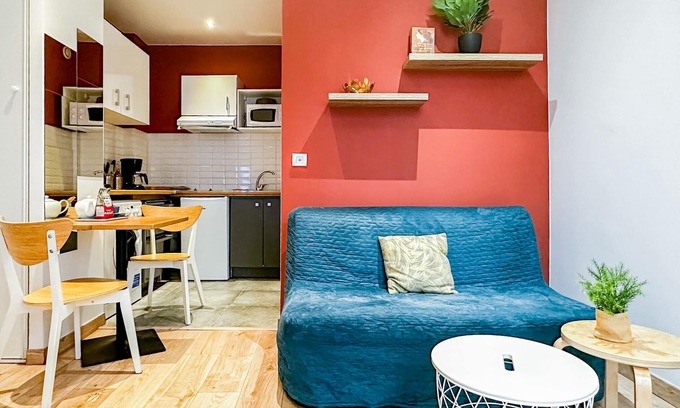 Annecy Old Town Apartment | Teranga au cœur de la ville avec balcon