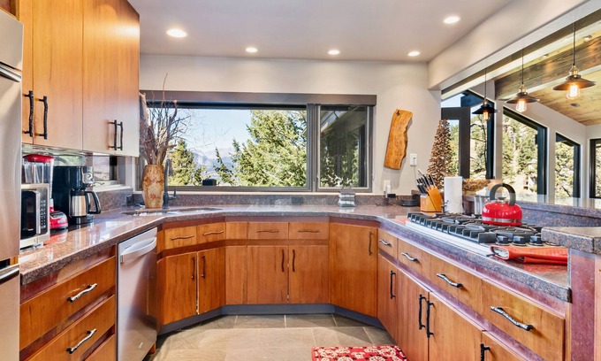 Windcliff Estates House | Terra Furma Luxury Vacation At Windcliff 4 Bedroom Home by RedAwning