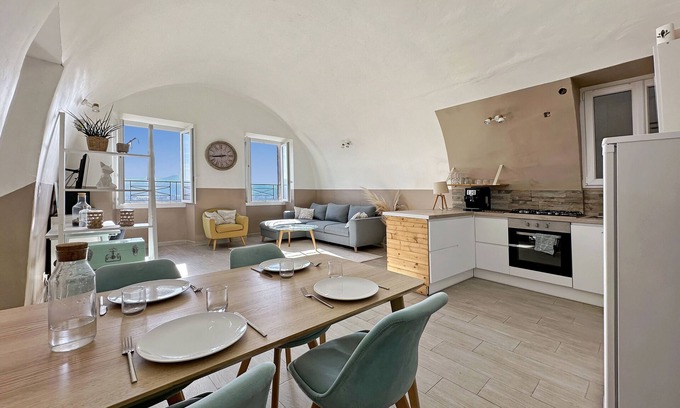 Lauris Apartment | Terrasses du Château | View in the Heart of the Village
