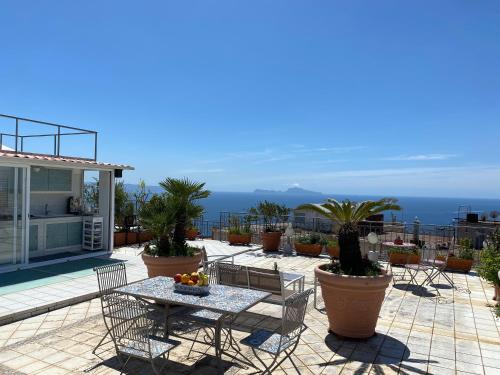 Vomero Apartment | Terrazza Morghen Panoramic Rooftop